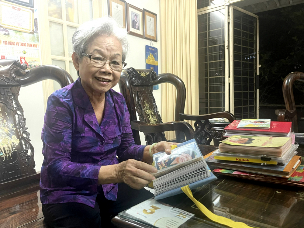 B&agrave; L&ecirc; Thị Thu Nguyệt b&acirc;ng khu&acirc;ng ho&agrave;i niệm chiến trường xưa