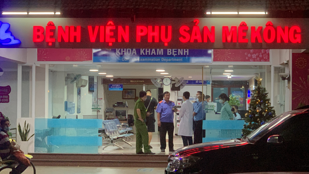 Cơ quan chức năng ở Bệnh viện Phụ sản M&ecirc;K&ocirc;ng đường Ho&agrave;ng Văn Thụ, phường 1, quận T&acirc;n B&igrave;nh, TPHCM tối 20/12. Ảnh: Thi&ecirc;n H&ugrave;ng 