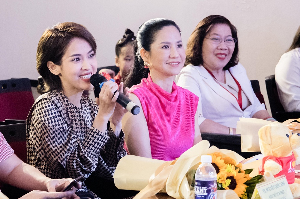Diễn vi&ecirc;n V&acirc;n Anh v&agrave; diễn vi&ecirc;n T&uacute; Vi g&oacute;p mặt v&agrave;o Hội đồng gi&aacute;m khảo tại chung kết cuộc thi - Ảnh: Royal School
