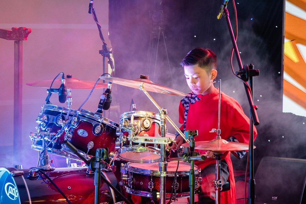 D&agrave;n trống được th&iacute; sinh đầu tư kỹ lưỡng tại v&ograve;ng chung kết - Ảnh: Royal School