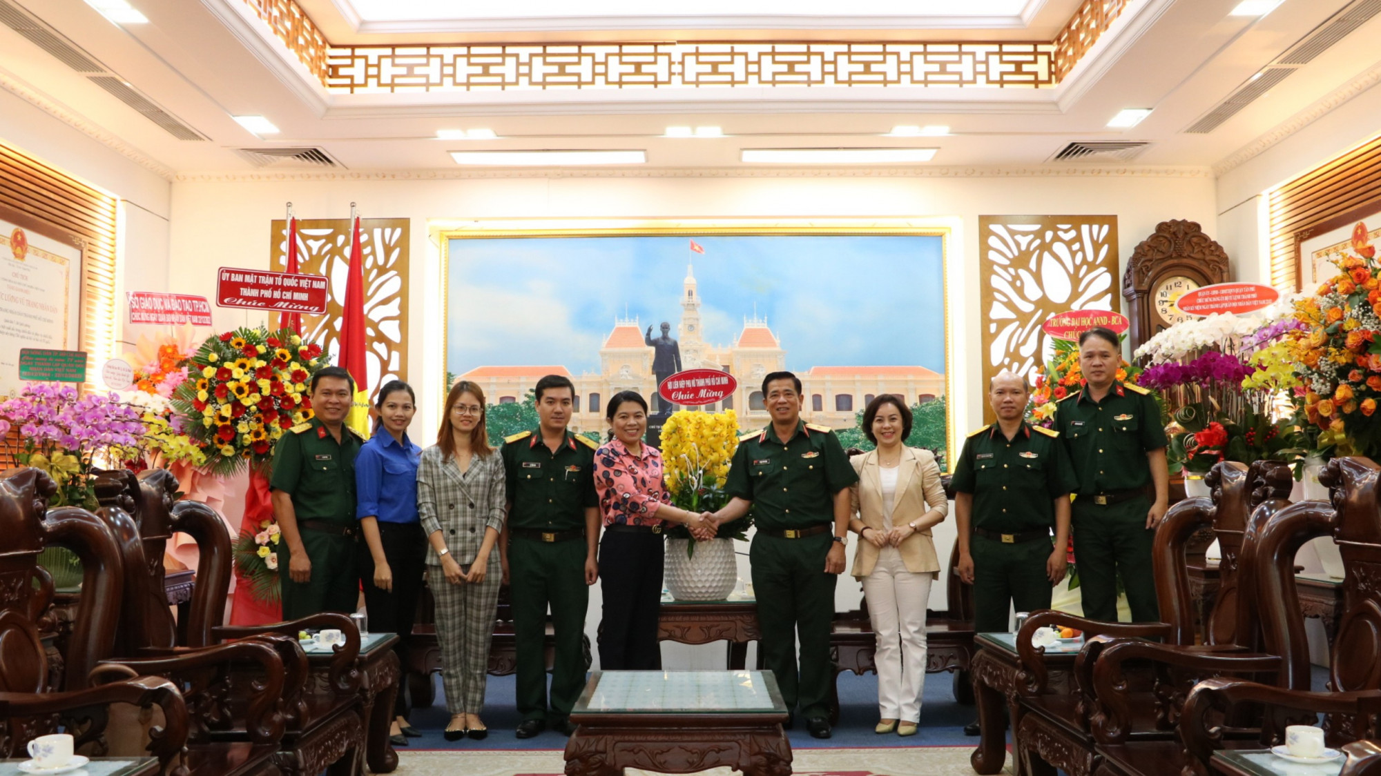 Tặng hoa ch&uacute;c mừng ng&agrave;y th&agrave;nh lập Qu&acirc;n đội Nh&acirc;n d&acirc;n Việt Nam tại Bộ Tư lệnh