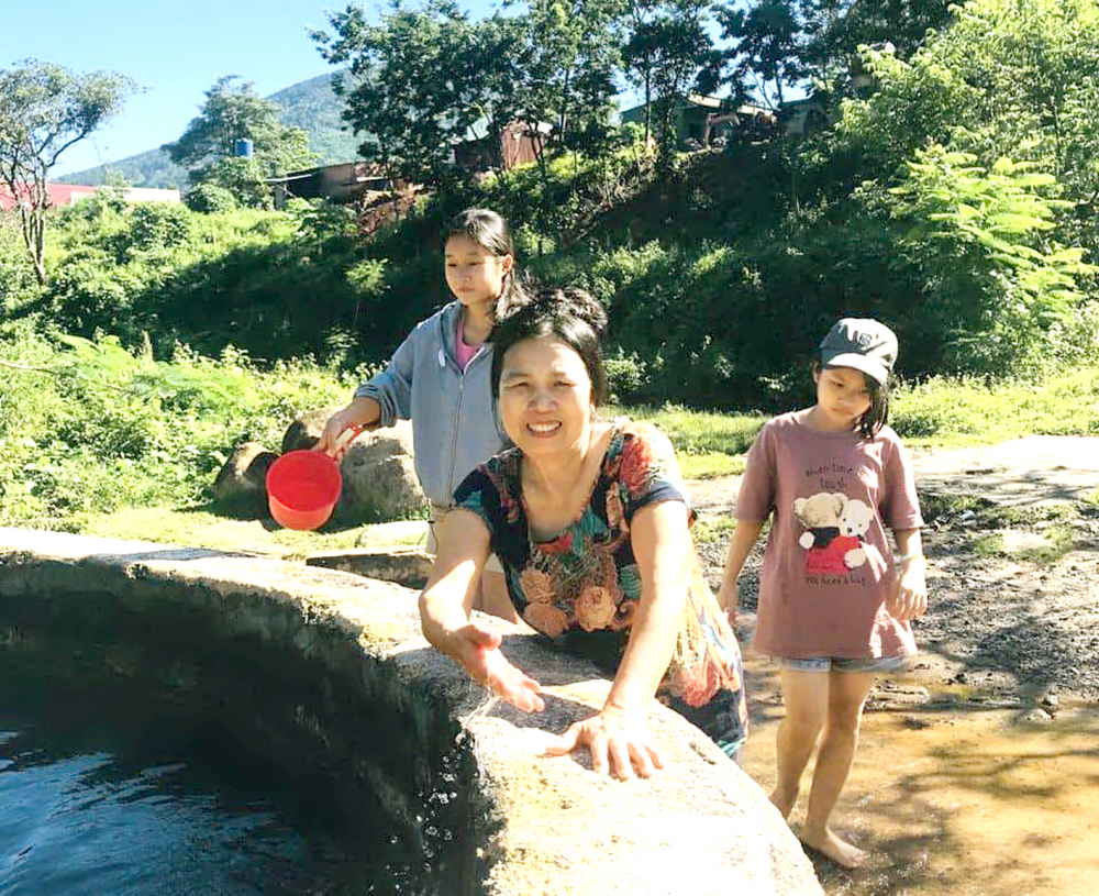 B&agrave; B&igrave;nh v&agrave; c&aacute;c ch&aacute;u ngoại đi chơi 