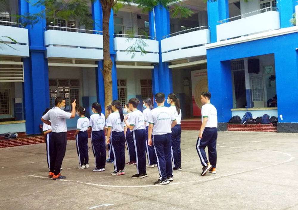 Trường THCS Trường Chinh (quận T&acirc;n B&igrave;nh) c&oacute; ph&ograve;ng lớp khang trang nhưng hệ thống nh&agrave; vệ sinh đ&atilde; xuống cấp - ẢNH: B.M.