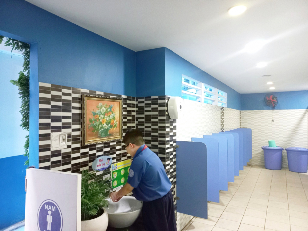 Nh&agrave; vệ sinh Trường tiểu học H&ograve;a B&igrave;nh (quận 1) lu&ocirc;n được giữ sạch đẹp - Ảnh: P.T.