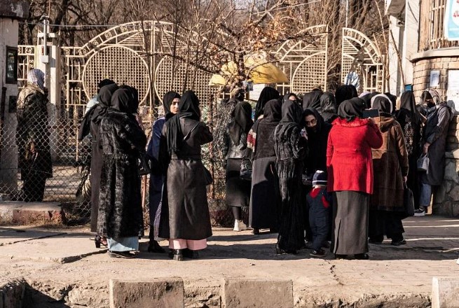 Nữ sinh vi&ecirc;n đại học Afghanistan bị nh&acirc;n vi&ecirc;n an ninh Taliban chặn lại b&ecirc;n ngo&agrave;i một trường đại học ở Kabul v&agrave;o ng&agrave;y 21/12/2022. C&ocirc; Amini, một sinh vi&ecirc;n y t&aacute; 23 tuổi ở Kunduz, cho biết: &ldquo;Tất cả ch&uacute;ng t&ocirc;i đều cảm thấy như những con chim bị nhốt trong lồng, ch&uacute;ng t&ocirc;i &ocirc;m nhau, h&eacute;t l&ecirc;n v&agrave; kh&oacute;c 'tại sao điều n&agrave;y lại xảy ra với ch&uacute;ng t&ocirc;i'?ẢNH: AFP
