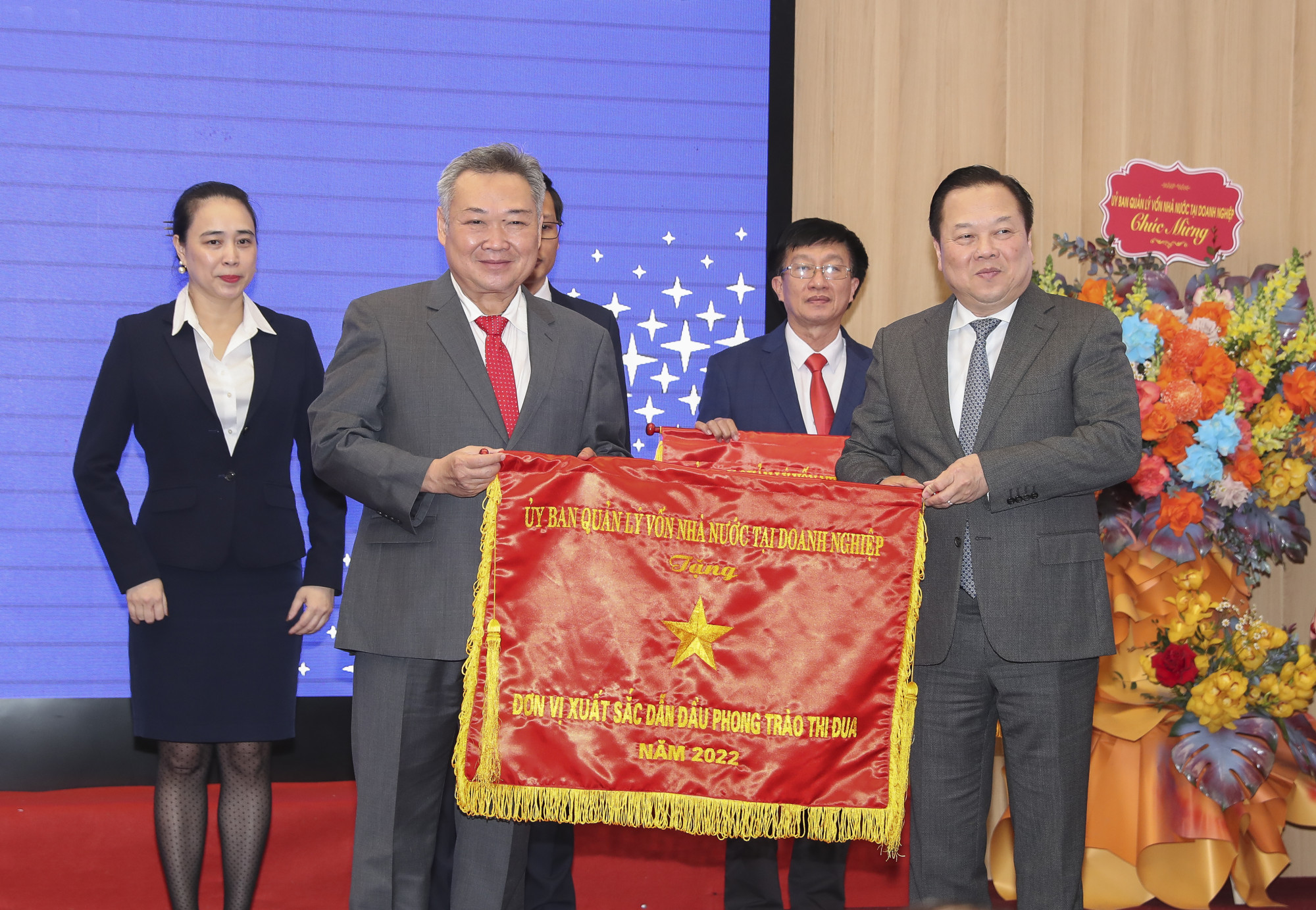 Chủ tịch Hội đồng th&agrave;nh vi&ecirc;n EVNHCMC Phạm Quốc Bảo thay mặt đơn vị đ&oacute;n nhận Cờ &ldquo;Đơn vị xuất sắc dẫn đầu phong tr&agrave;o thi đua năm 2022&rdquo; do Ủy ban Quản l&yacute; vốn nh&agrave; nước tại doanh nghiệp trao tặng - Ảnh: Ngọc Tuấn