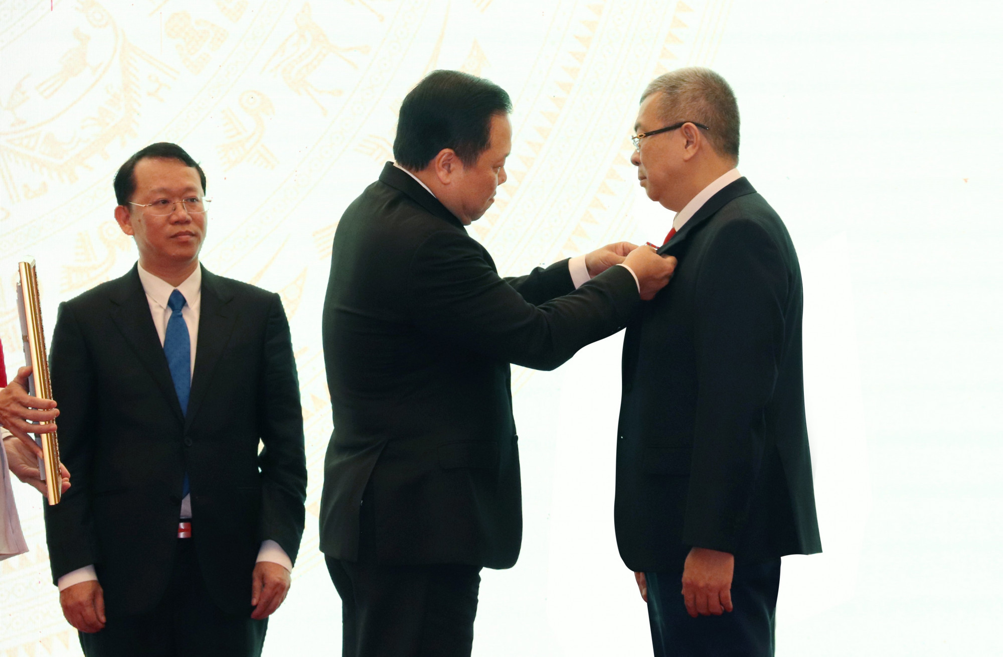 Tổng gi&aacute;m đốc EVNHCMC Nguyễn Văn Thanh (b&ecirc;n phải) nhận Hu&acirc;n chương lao động hạng Nhất - Ảnh: Hồng Hoa
