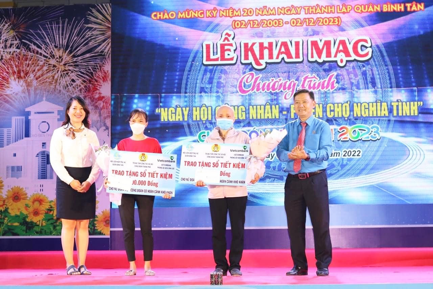 Li&ecirc;n đo&agrave;n Lao động quận B&igrave;nh T&acirc;n trao sổ tiết kiệm cho một số c&ocirc;ng nh&acirc;n gặp kh&oacute; khăn - ẢNH: S.V.