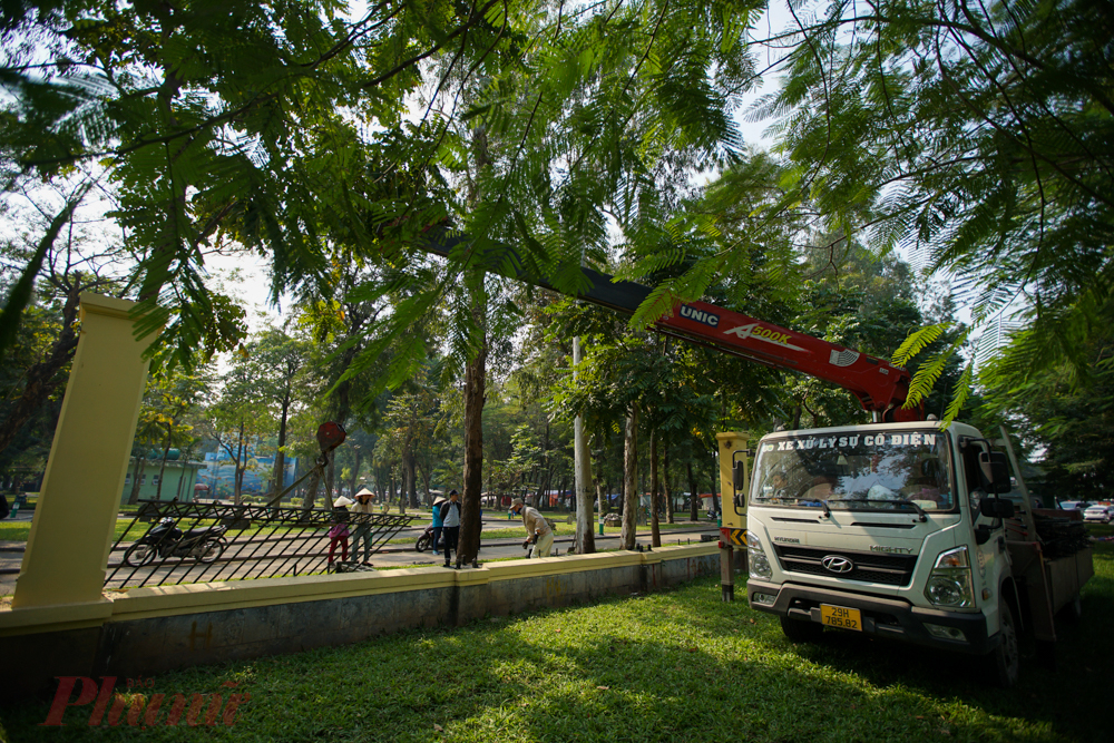 S&aacute;ng 22/12, C&ocirc;ng ty TNHH một th&agrave;nh vi&ecirc;n C&ocirc;ng vi&ecirc;n Thống Nhất bắt đầu thực hiện hạ thấp h&agrave;ng r&agrave;o c&ocirc;ng vi&ecirc;n Thống Nhất, tạo kh&ocirc;ng gian mở với khu vực đường Trần Nh&acirc;n T&ocirc;ng, qua đ&oacute; kết nối với kh&ocirc;ng gian đi bộ quanh hồ Thiền Quang (quận Hai B&agrave; Trưng, TP H&agrave; Nội) sắp được khai trương.