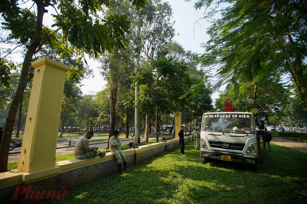 Sở X&acirc;y dựng H&agrave; Nội cũng đ&atilde; c&oacute; c&oacute; b&aacute;o c&aacute;o gửi UBND H&agrave; Nội, đề xuất dừng b&aacute;n v&eacute; v&agrave;o C&ocirc;ng vi&ecirc;n Thống Nhất từ ng&agrave;y 1/1/2023.  Đồng thời, để kết nối kh&ocirc;ng gian đi bộ phố Trần Nh&acirc;n T&ocirc;ng, đơn vị đề nghị hạ thấp khoảng 396 m h&agrave;ng r&agrave;o c&ocirc;ng vi&ecirc;n đoạn từ cổng v&agrave;o khu xử l&yacute; nước thải ph&iacute;a đường Trần Nh&acirc;n T&ocirc;ng k&eacute;o d&agrave;i đến phố Nguyễn Đ&igrave;nh Chiểu.  Hai c&ocirc;ng vi&ecirc;n kh&aacute;c dự kiến cũng được hạ h&agrave;ng r&agrave;o, kh&ocirc;ng thu v&eacute; v&agrave;o cửa l&agrave; C&ocirc;ng vi&ecirc;n H&ograve;a B&igrave;nh v&agrave; C&ocirc;ng vi&ecirc;n B&aacute;ch Thảo.