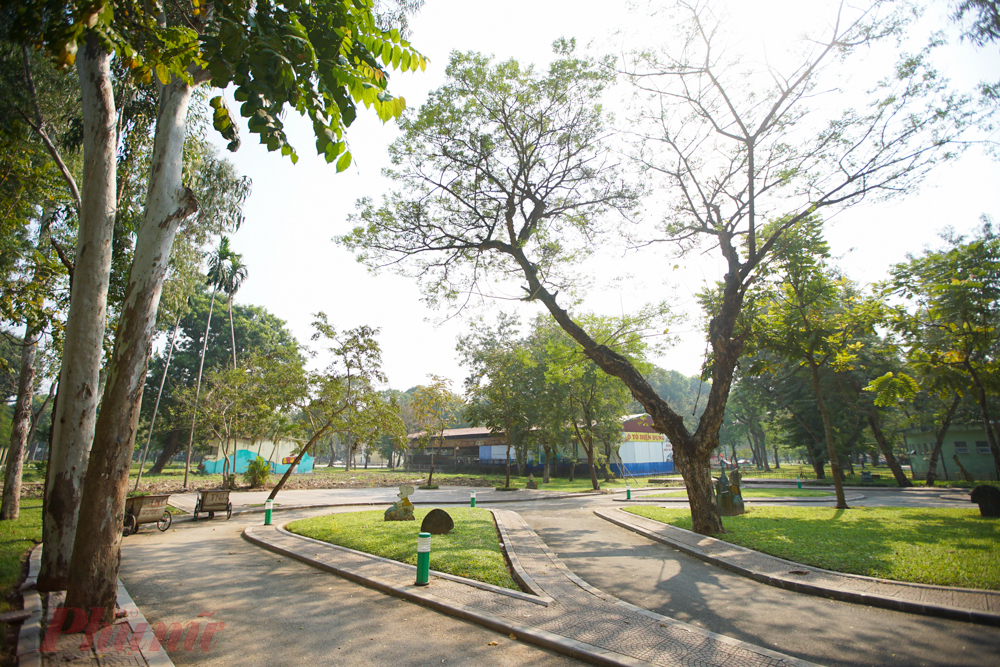Chị Lương Thị Linh (Kh&acirc;m Thi&ecirc;n, H&agrave; Nội) cho biết: 'T&ocirc;i thường tới c&ocirc;ng vi&ecirc;n Thống Nhất tập thể dục buổi s&aacute;ng. Việc th&aacute;o dỡ r&agrave;o phần vỉa h&egrave; ph&iacute;a trước c&ocirc;ng vi&ecirc;n sẽ rộng r&atilde;i, tho&aacute;ng hơn, người d&acirc;n được ra v&agrave;o c&ocirc;ng vi&ecirc;n thoải m&aacute;i hơn'.
