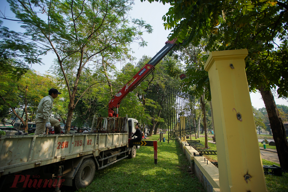 Bắt đầu từ s&aacute;ng ng&agrave;y 22/12, c&aacute;c c&ocirc;ng nh&acirc;n đ&atilde; thực hiện c&ocirc;ng việc hạ thấp, th&aacute;o dỡ r&agrave;o chắn xung quanh c&ocirc;ng vi&ecirc;n Thống Nhất.