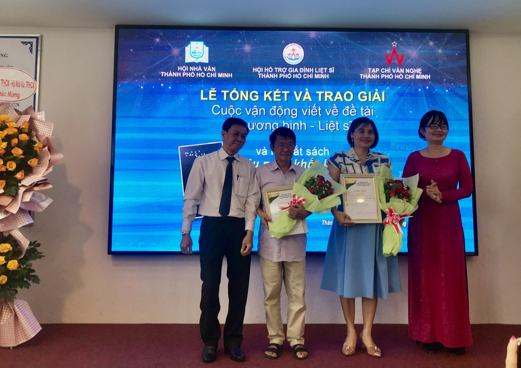 C&aacute;c t&aacute;c giả nhận giải nh&igrave;