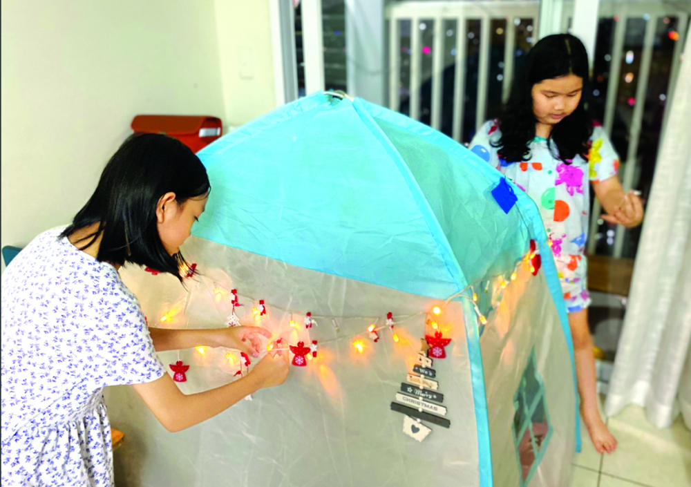 Chiếc lều con t&ocirc;i c&ugrave;ng bạn h&agrave;ng x&oacute;m trang tr&iacute; cho m&ugrave;a Gi&aacute;ng sinh năm nay