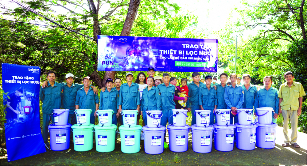 Chị Melissa c&ugrave;ng những người d&acirc;n giữ rừng Cần Giờ trong đợt thứ hai trao thiết bị lọc nước 