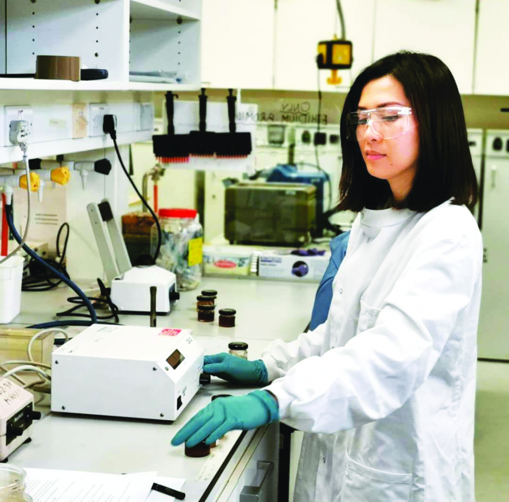 Trở th&agrave;nh nh&agrave; khoa học ở độ tuổi U40 (trong ảnh: Melissa Hồ trong ph&ograve;ng nghi&ecirc;n cứu tại Đại học London Metropolitan)