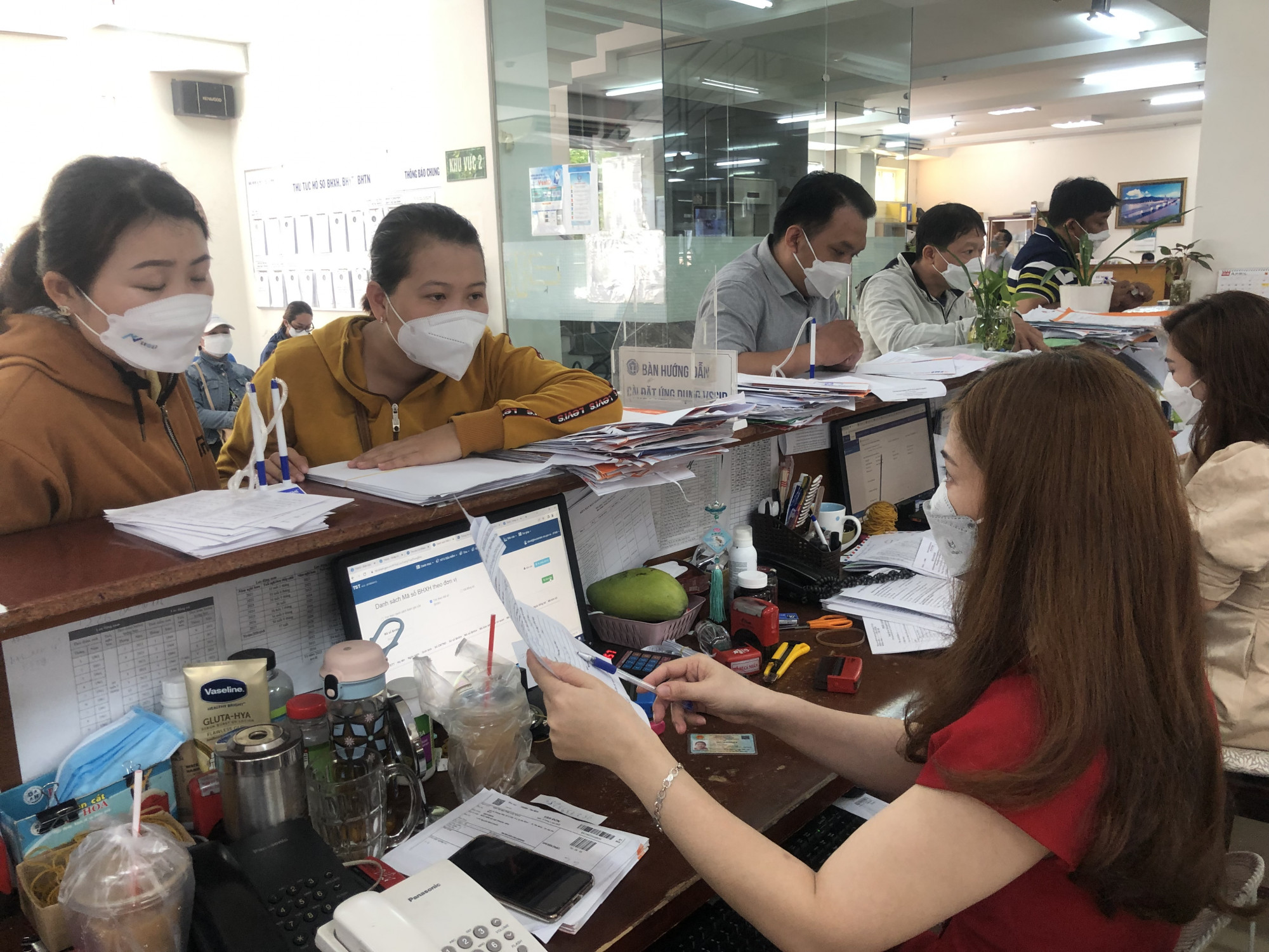 Bảo hiểm x&atilde; hội (BHXH) Việt Nam y&ecirc;u cầu BHXH c&aacute;c tỉnh tập trung giải quyết, thanh to&aacute;n đầy đủ quyền lợi người tham gia v&agrave; thụ hưởng BHXH&hellip; Ảnh minh hoạ