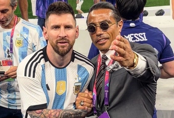 Nusret Gokce chụp h&igrave;nh c&ugrave;ng với Messi c&ugrave;ng cầu thủ n&agrave;y tỏ ra kh&oacute; chịu