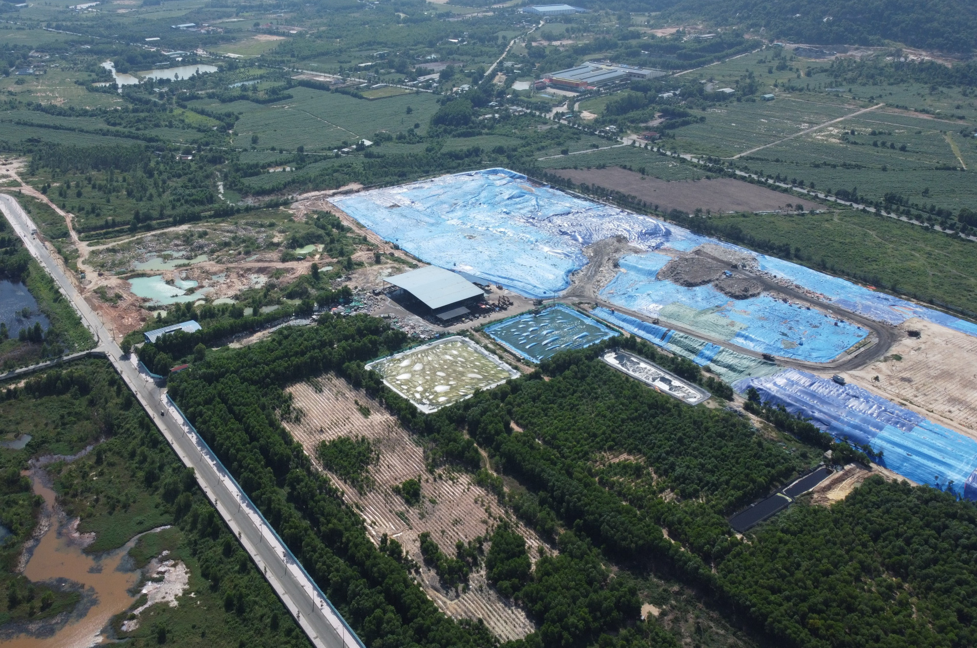 Một g&oacute;c khu xử l&yacute; chất thải tập trung T&oacute;c Ti&ecirc;n, thị x&atilde; Ph&uacute; Mỹ. Ảnh: Nhật Nguy&ecirc;n.