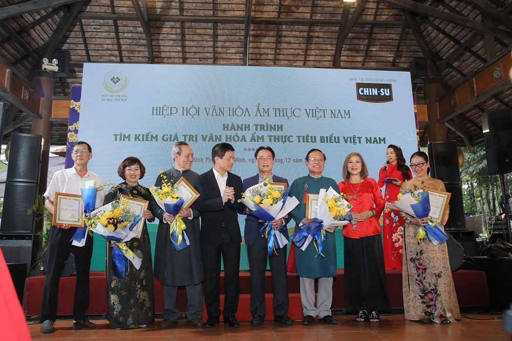 &Ocirc;ng Nguyễn Quốc Kỳ - Chủ tịch VCCA v&agrave; b&agrave; Nguyễn Ho&agrave;ng - Ph&oacute; chủ tịch VCCA đến tặng hoa v&agrave; tặng qu&agrave; cảm ơn cho c&aacute;c cụm trưởng c&aacute;c miền v&agrave; ban tư vấn đề &aacute;n - Ảnh: Masan