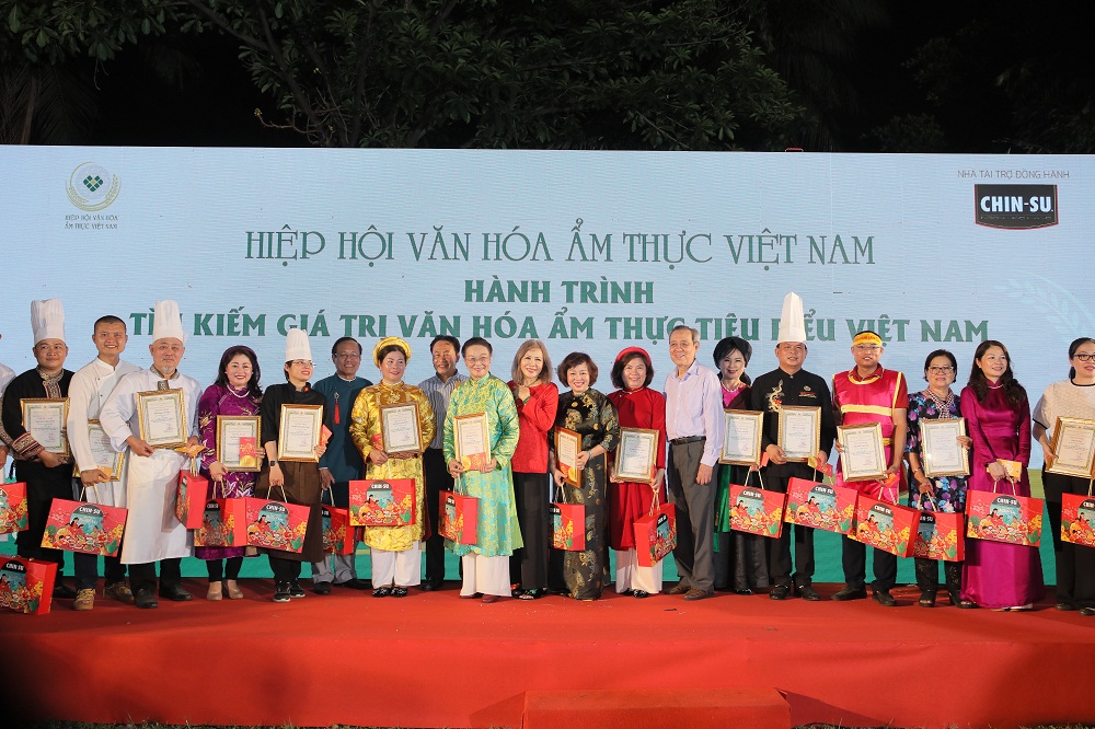 Đại diện VCCA trao giấy chứng nhận, hoa, qu&agrave; cảm ơn cho c&aacute;c nghệ nh&acirc;n tham gia quảng diễn - Ảnh: Masan