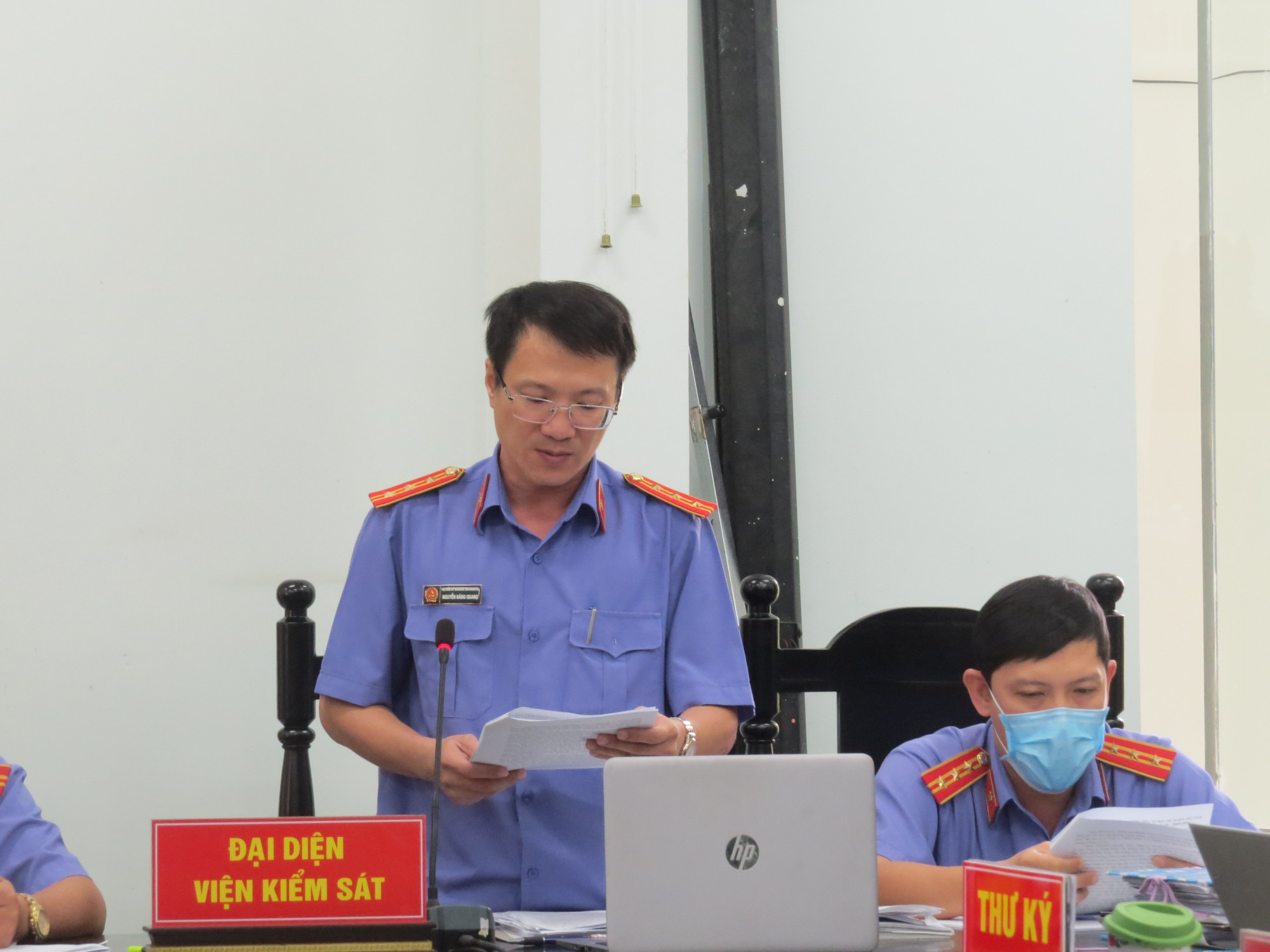Đại diện Viện Kiểm s&aacute;t nh&acirc;n d&acirc;n tỉnh Kh&aacute;nh H&ograve;a c&ocirc;ng bố c&aacute;o trạng