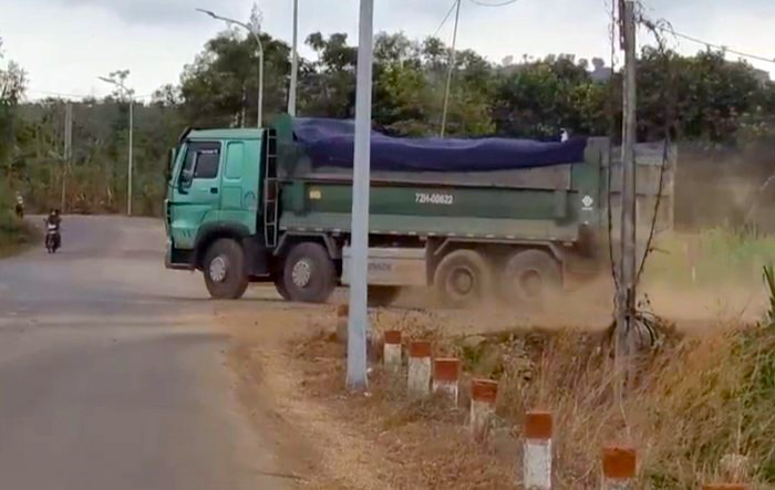 Dẹ &aacute;n c&oacute; diện t&iacute;ch nạo v&eacute;t hơn 2,5 triệu m2 với tổng trữ lượng hơn 6,8 triệu m3 đất trong thời gian khai th&aacute;c l&agrave; 10 năm. Từ khi dự &aacute;n đi v&agrave;o hoạt động, người d&acirc;n xung quanh c&aacute;c tuyến đường L&aacute;ng Lớn - Suối Nghệ, L&aacute;ng Lớn - Ng&atilde;i Giao thuộc x&atilde; L&aacute;ng Lớn bắt đầu chịu cảnh bụi bặm m&ugrave; mịt v&igrave; h&agrave;ng trăm xe tải chở đất ph&oacute;ng nhanh.