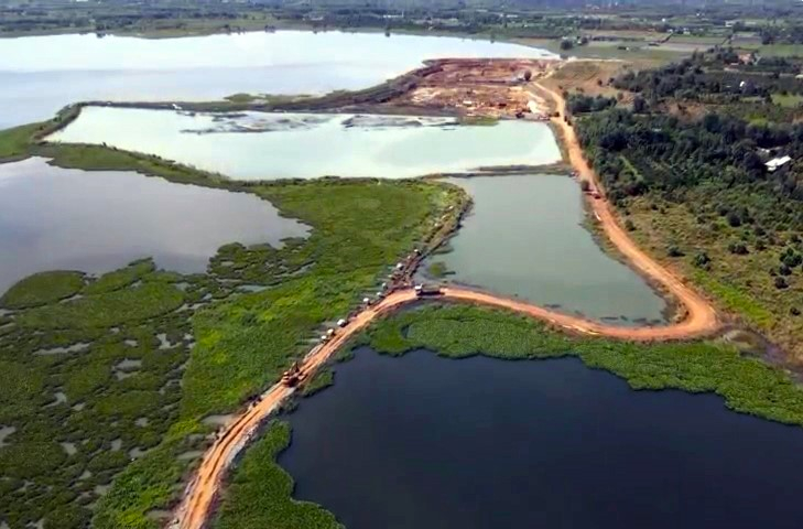 Hồ Đ&aacute; Đen (thuộc thị x&atilde; Ph&uacute; Mỹ v&agrave; huyện Ch&acirc;u Đức) c&oacute; dung t&iacute;ch hơn 33 triệu m3 nước. Đ&acirc;y l&agrave; c&ocirc;ng tr&igrave;nh chứa nước quan trọng nhất của tỉnh B&agrave; Rịa - Vũng T&agrave;u khi cung cấp chủ yếu nước sinh hoạt cho cả tỉnh, nước tưới ti&ecirc;u n&ocirc;ng nghiệp tưới cho c&aacute;c huyện xung quanh. Năm 2018, UBND tỉnh đ&atilde; ph&ecirc; duyệt dự &aacute;n nạo v&eacute;t, cải tạo, tận thu khối lượng vật liệu l&ograve;ng hồ Đ&aacute; Đen với mục ti&ecirc;u tăng dung t&iacute;ch chứa nước trong l&ograve;ng hồ l&ecirc;n 68 triệu m3 để tăng cung cấp nước sinh hoạt v&agrave; tưới ti&ecirc;u cho to&agrave;n tỉnh.