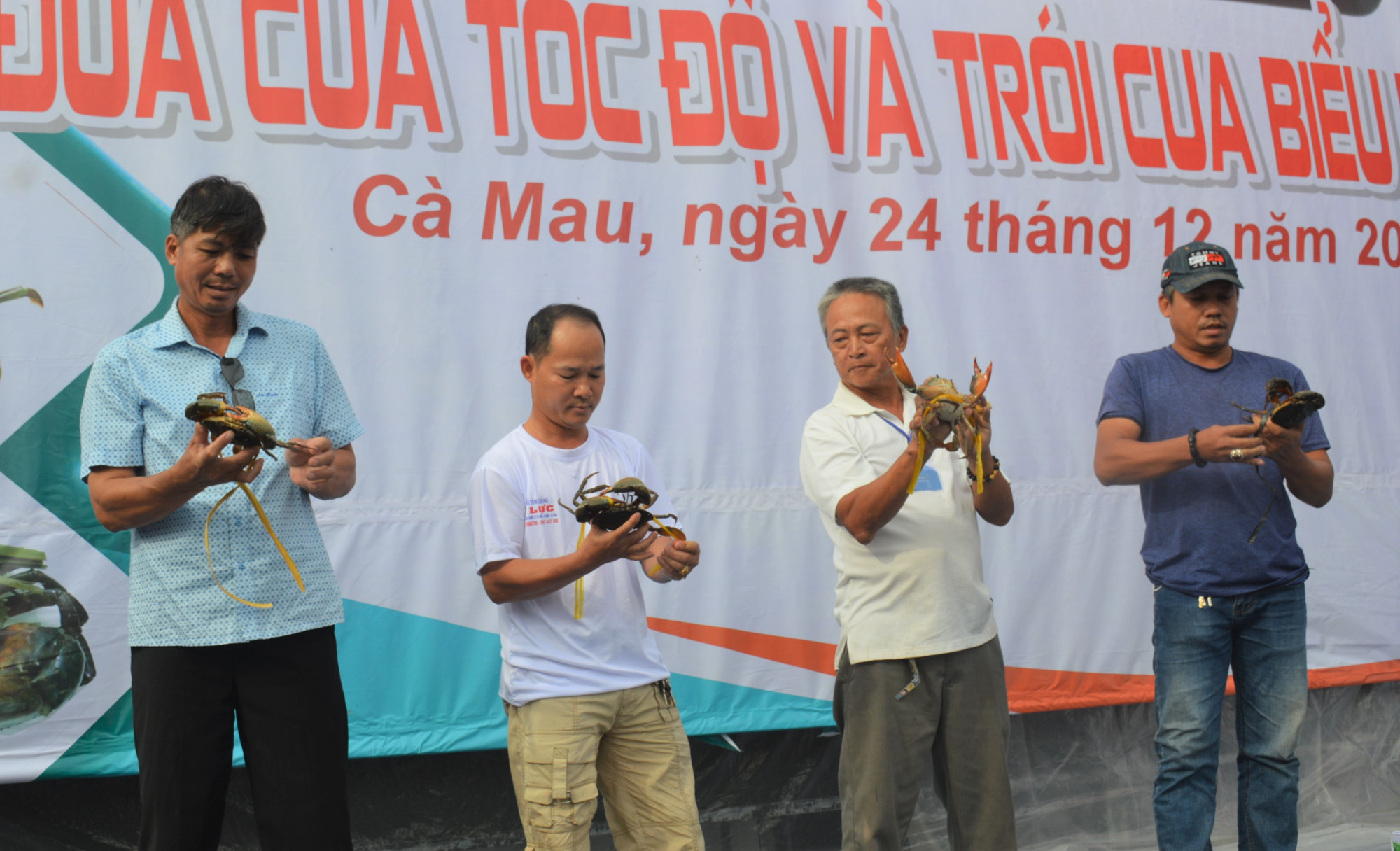 Nhiều th&iacute; sinh tham gia thi tr&oacute;i cua tr&igrave;nh diễn. Ảnh: An Khương.