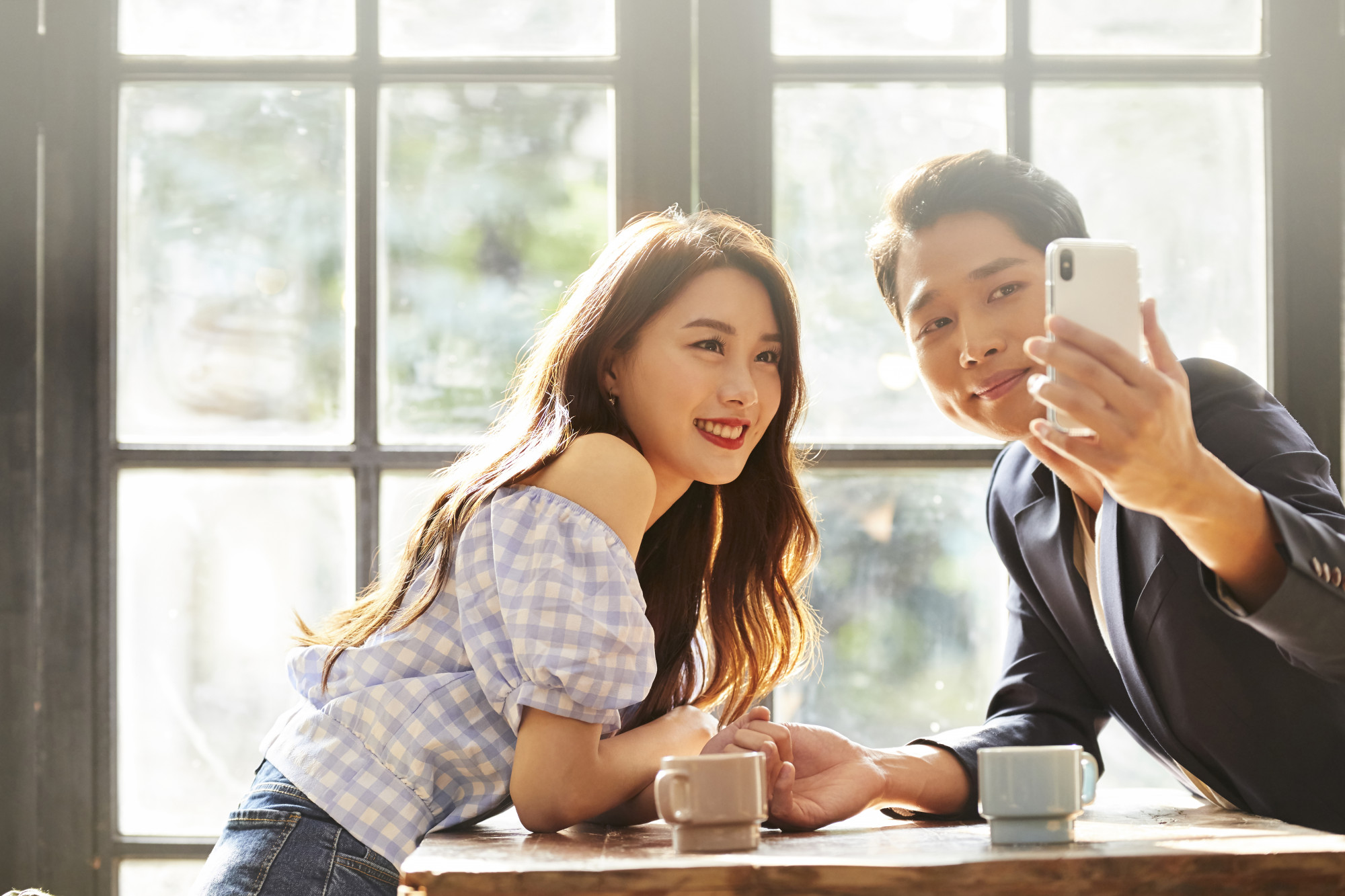 C&oacute; số &iacute;t những phụ nữ thu h&uacute;t rất nhiều t&igrave;nh y&ecirc;u của đ&agrave;n &ocirc;ng v&agrave; ngược lại, cũng c&oacute; số &iacute;t đ&agrave;n &ocirc;ng nắm giữ tr&aacute;i tim của rất nhiều phụ nữ (Ảnh minh họa)
