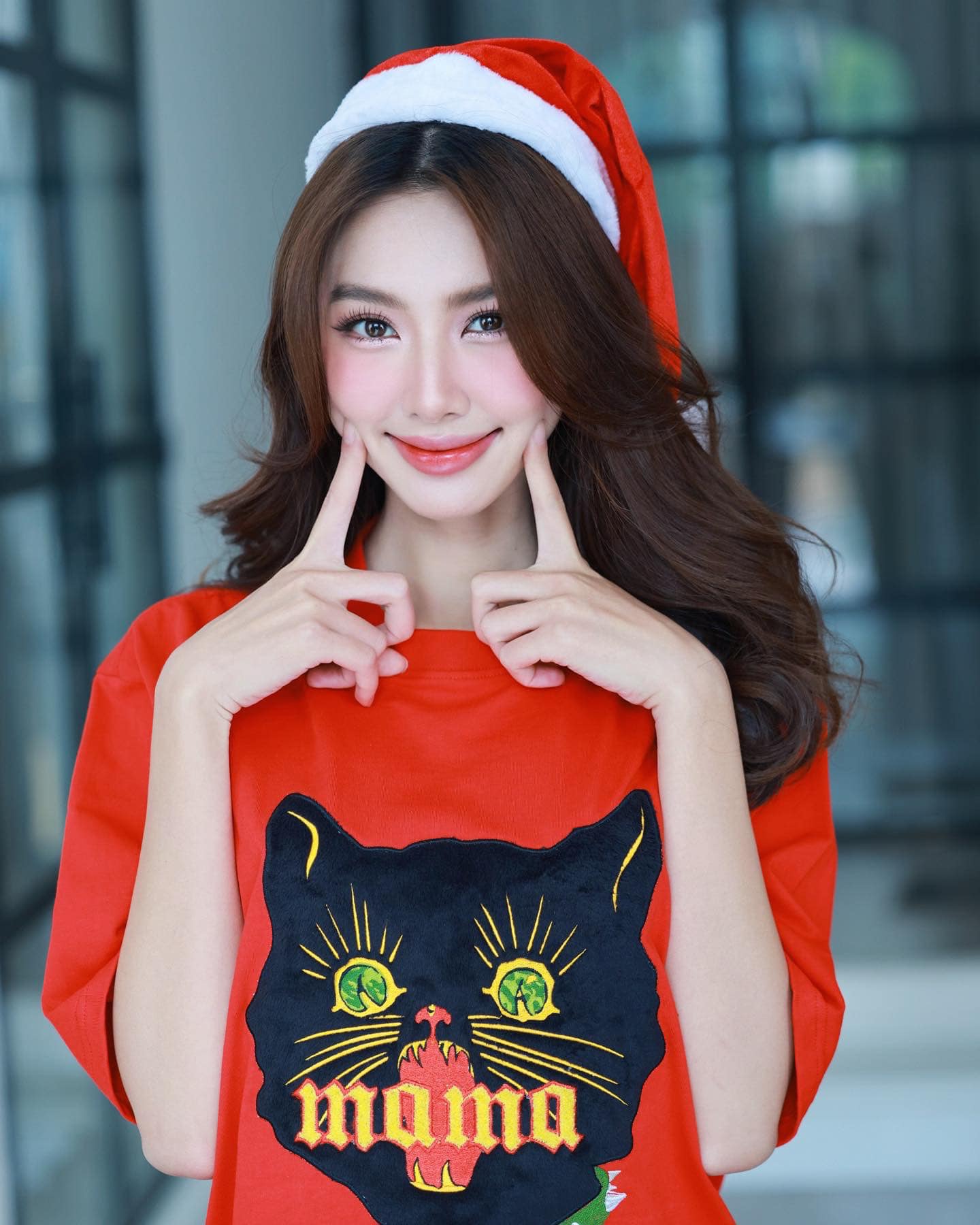 Hoa hậu Nguyễn Th&uacute;c Thuỳ Ti&ecirc;n đội mũ của &ocirc;ng gi&agrave; tuyết, diện &aacute;o thun đỏ rực 