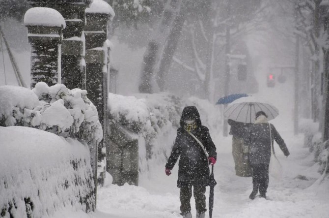 Tuyết rơi d&agrave;y ở Kanazawa, thuộc tỉnh Ishikawa của Nhật Bản, v&agrave;o thứ S&aacute;u. ẢNH: REUTERS