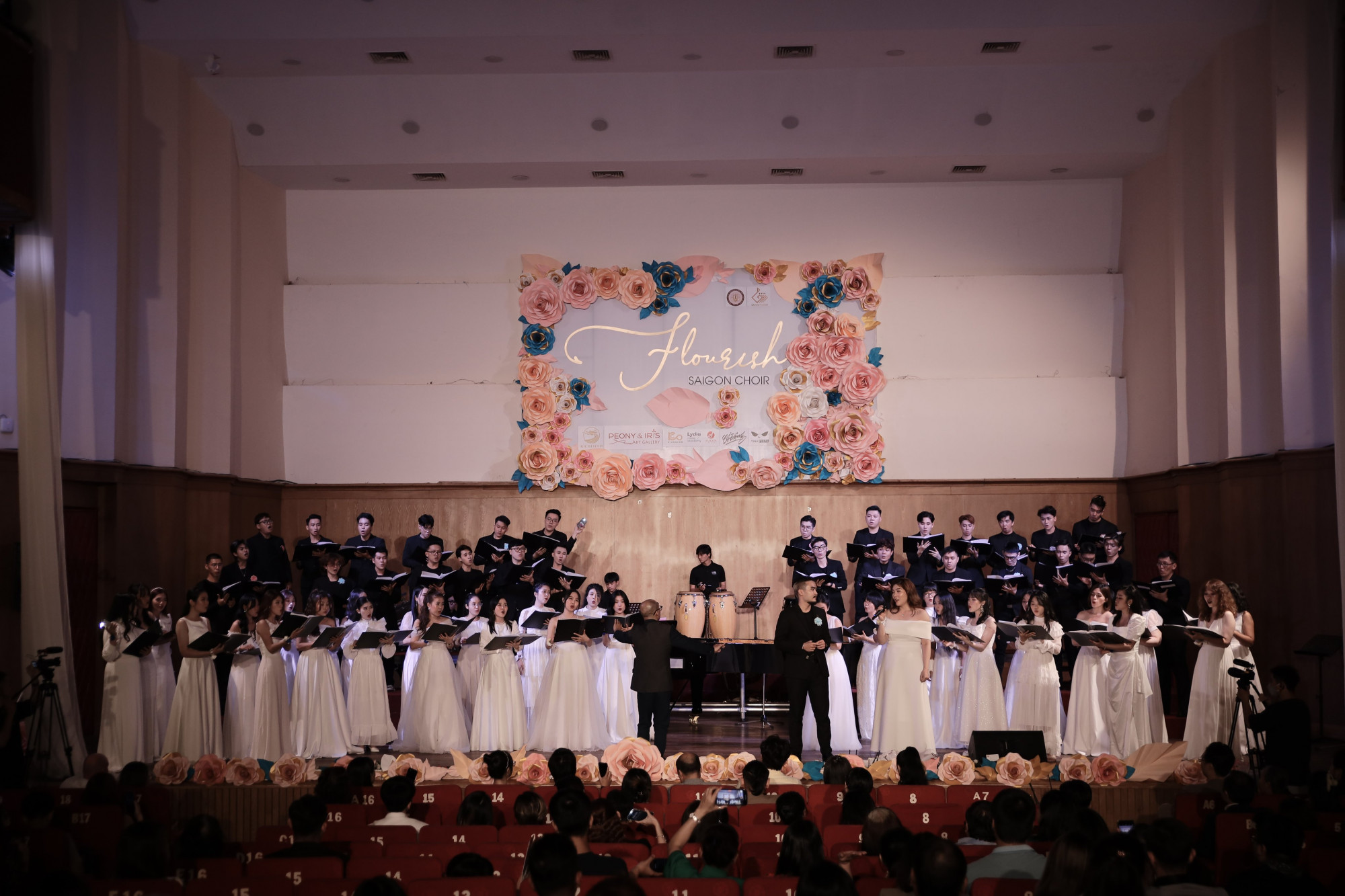 Đ&ecirc;m biểu diễn gần đ&acirc;y của d&agrave;n hợp xướng SaiGon Choir