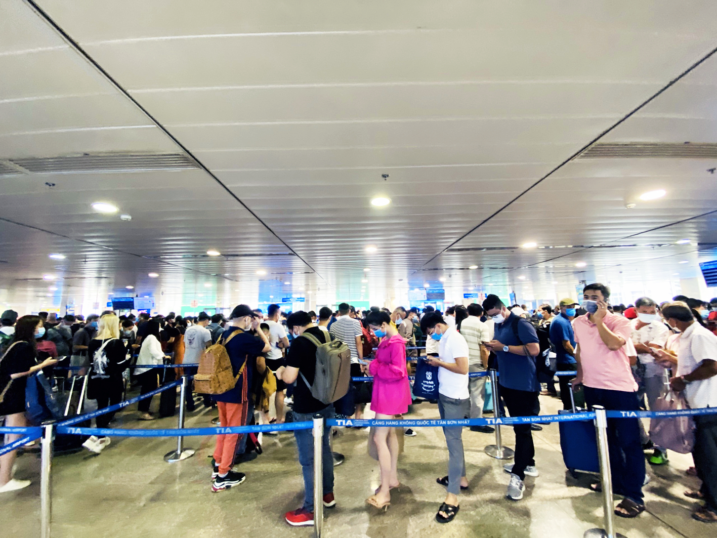 C&aacute;c s&acirc;n bay như T&acirc;n Sơn Nhất, Nội B&agrave;i được dự b&aacute;o sẽ tiếp nhận h&agrave;ng trăm ng&agrave;n lượt kh&aacute;ch bay mỗi ng&agrave;y v&agrave;o dịp tết (trong ảnh: Kh&aacute;ch xếp h&agrave;ng chờ v&agrave;o l&agrave;m thủ tục an ninh tại s&acirc;n bay T&acirc;n Sơn Nhất dịp cao điểm h&egrave; 2022)