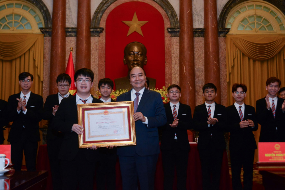Chủ tịch nước Nguyễn Xu&acirc;n Ph&uacute;c trao hu&acirc;n chương lao động cho học sinh đạt th&agrave;nh t&iacute;ch cao
