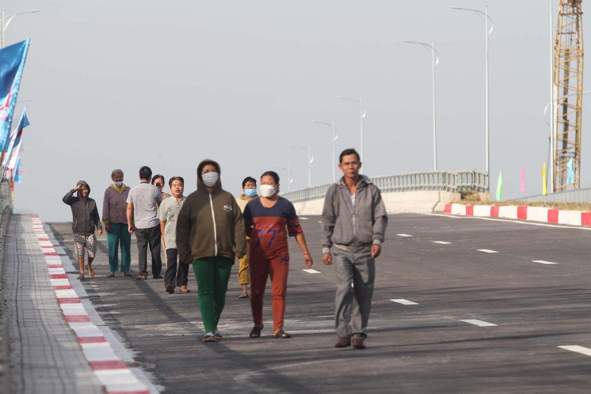 Người d&acirc;n 2 tỉnh phấn khởi sau nhiều ng&agrave;y chờ đợi, c&acirc;y cầu đ&atilde; ch&iacute;nh thức được đưa v&agrave;o sử dụng