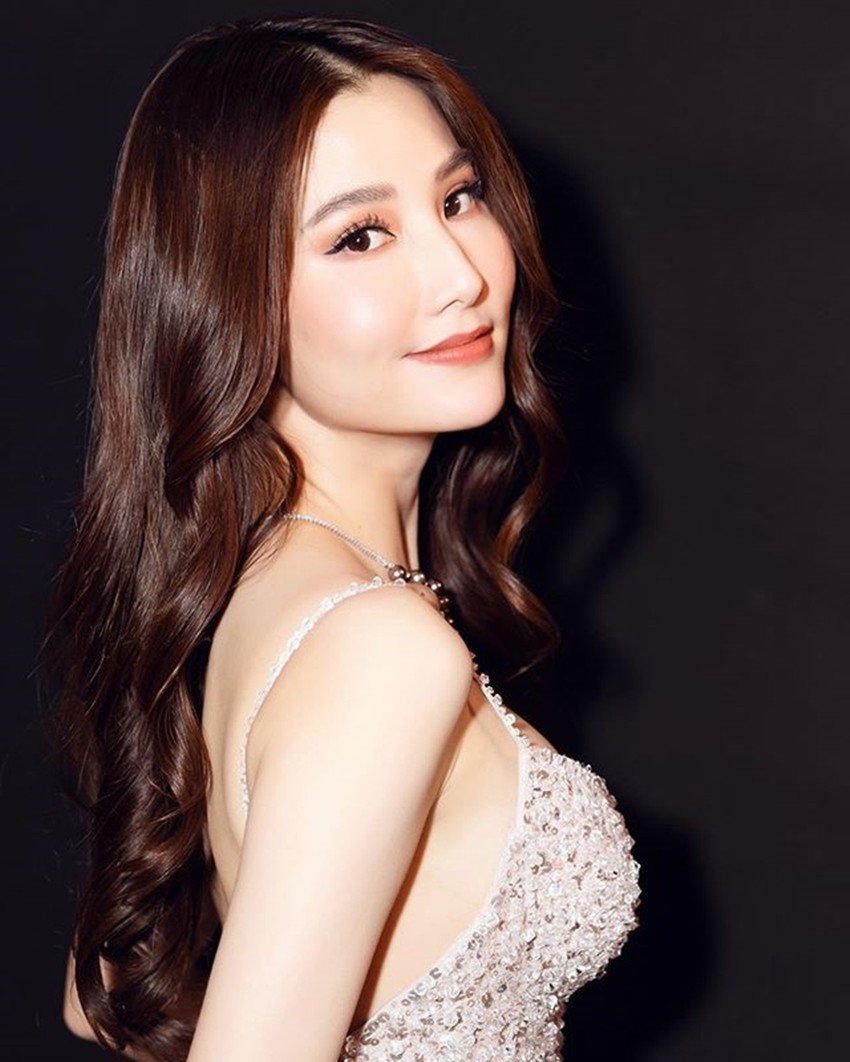 Với gương thon gọn v&agrave; th&acirc;n h&igrave;nh đồng hồ c&aacute;t gi&uacute;p Diễm My 9X l&agrave; một trong những nữ diễn vi&ecirc;n đắt s&ocirc; chụp h&igrave;nh thời trang. Sau th&agrave;nh c&ocirc;ng của 2 bộ phim truyền h&igrave;nh d&agrave;i tập T&igrave;nh y&ecirc;u v&agrave; tham vọng c&ugrave;ng Giấc mơ của mẹ, nữ diễn vi&ecirc;n nhận được nhiều lời khen về khả năng diễn xuất ng&agrave;y c&agrave;ng ch&iacute;n muồi. 