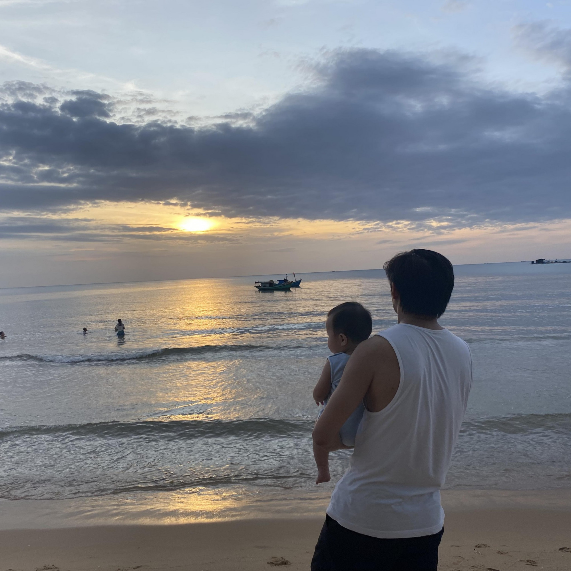 Diễn vi&ecirc;n Qu&yacute; B&igrave;nh v&agrave; con trai. Hiện vợi chồng anh vẫn chưa muốn lọ diện b&eacute;.