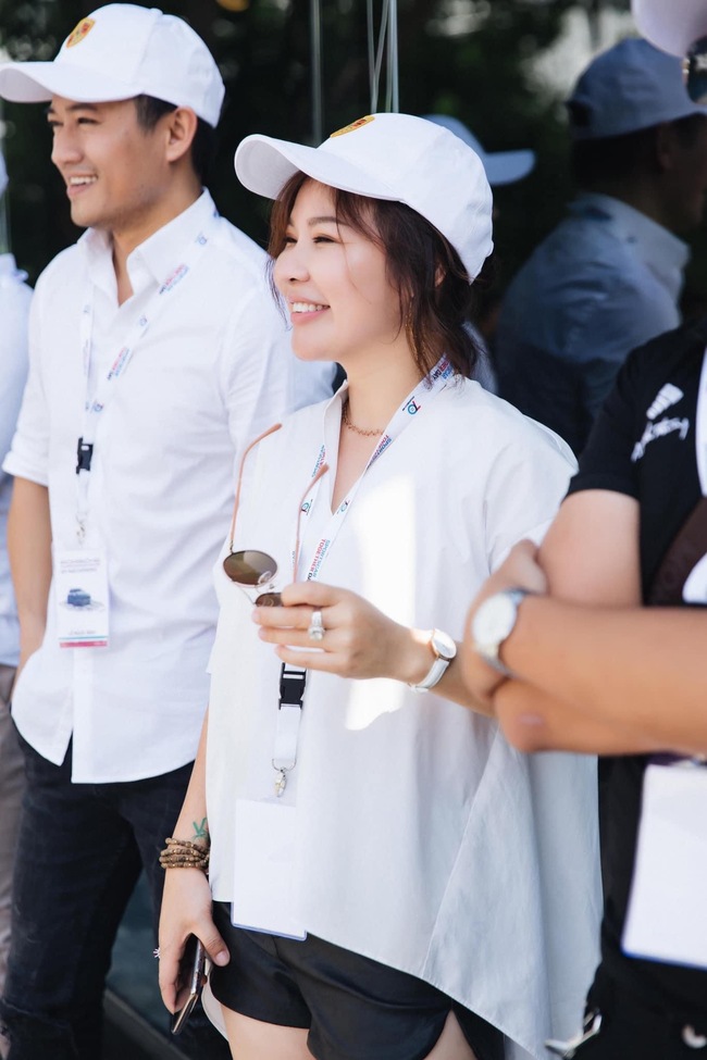 B&agrave; x&atilde; diễn vi&ecirc;n Qu&yacute; B&igrave;nh ghi điểm nhờ thần th&aacute;i tươi tắn v&agrave; v&oacute;c d&aacute;ng c&acirc;n đối sau sinh.
