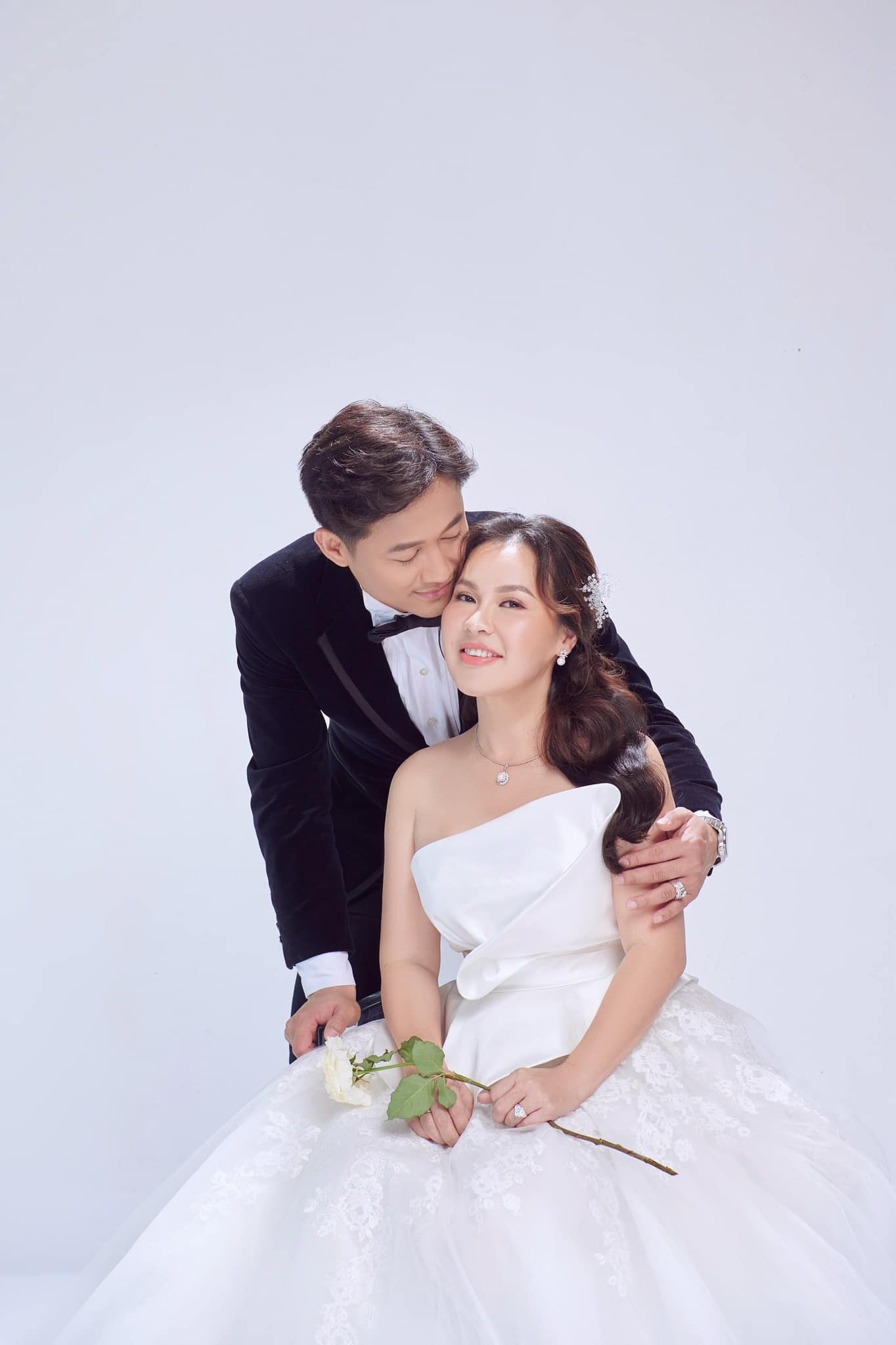 Diễn vi&ecirc;n Qu&yacute; B&igrave;nh hạnh ph&uacute;c b&ecirc;n b&agrave; x&atilde;.