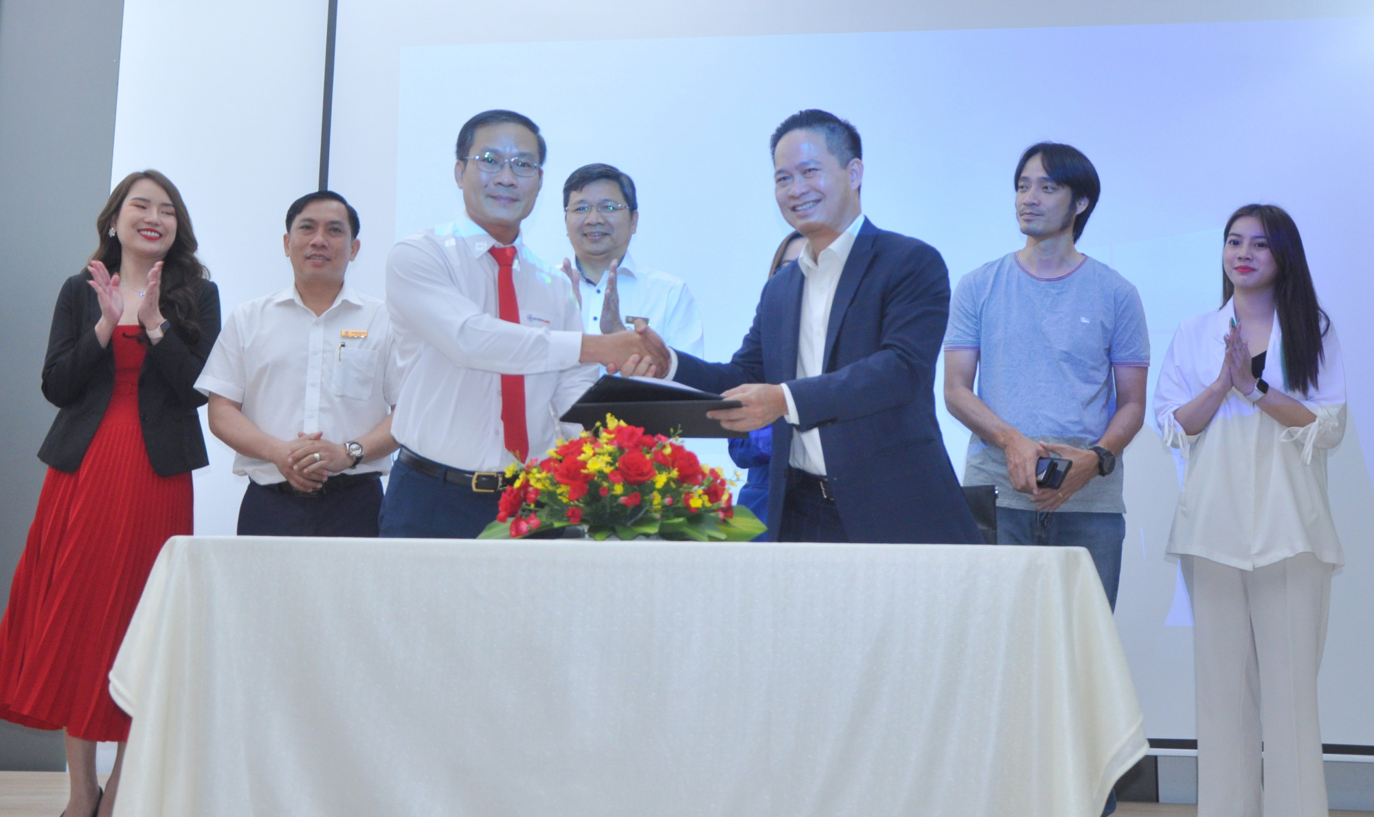 L&atilde;nh đạo hai đơn vị k&yacute; kết hợp t&aacute;c - Ảnh: EVNHCMC
