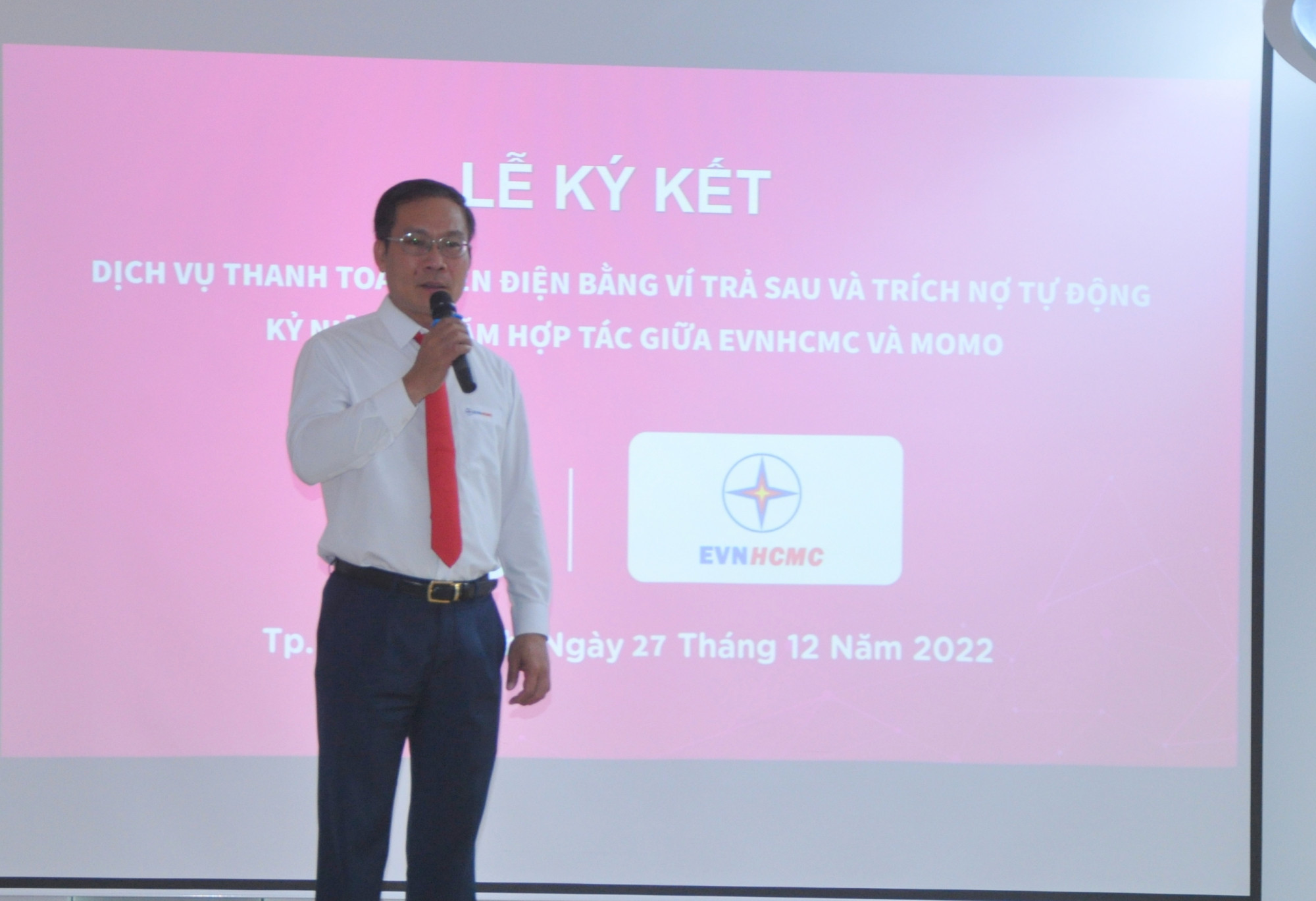 &Ocirc;ng B&ugrave;i Trung Ki&ecirc;n - Ph&oacute; tổng gi&aacute;m đốc EVNHCMC ph&aacute;t biểu tại chương tr&igrave;nh