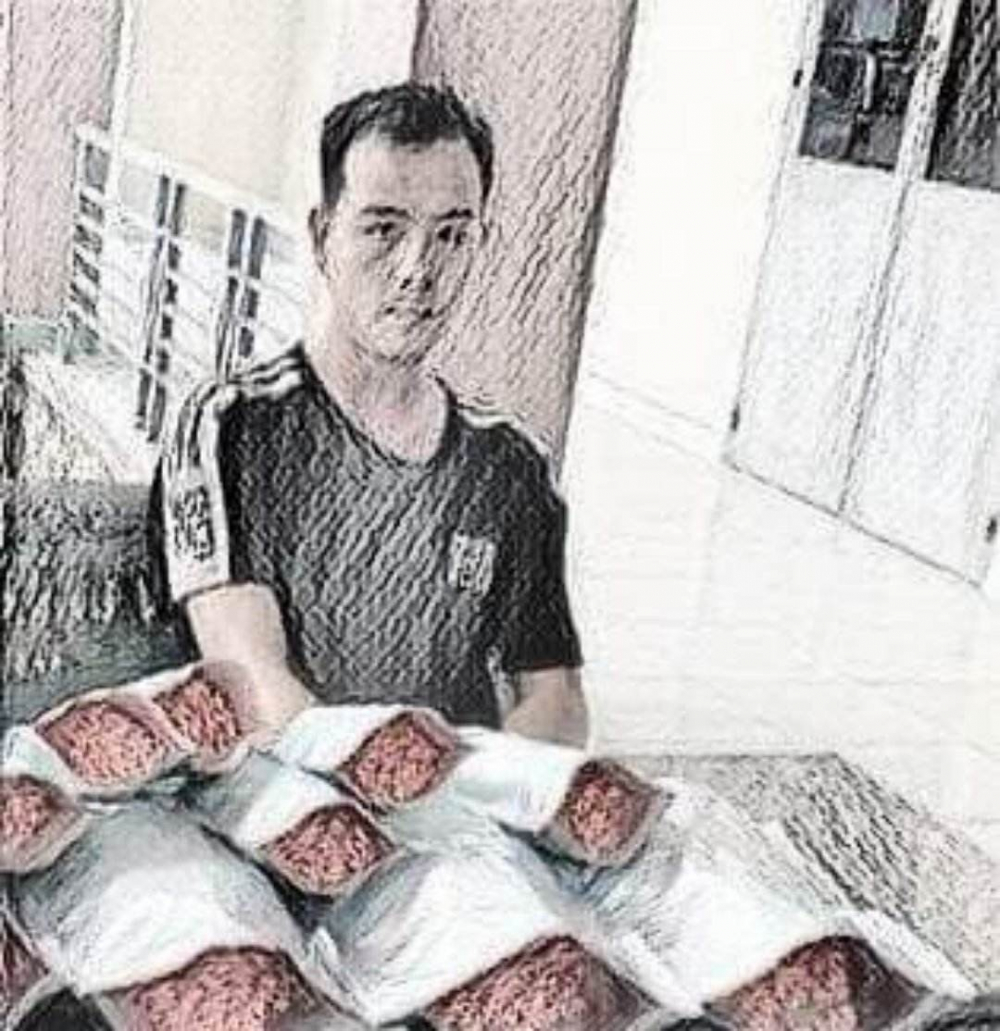 Đối tượng Ng&ocirc; Mạnh Ho&agrave;ng v&agrave; số ma t&uacute;y bị c&ocirc;ng an bắt giữ (Ảnh do c&ocirc;ng an cung cấp)