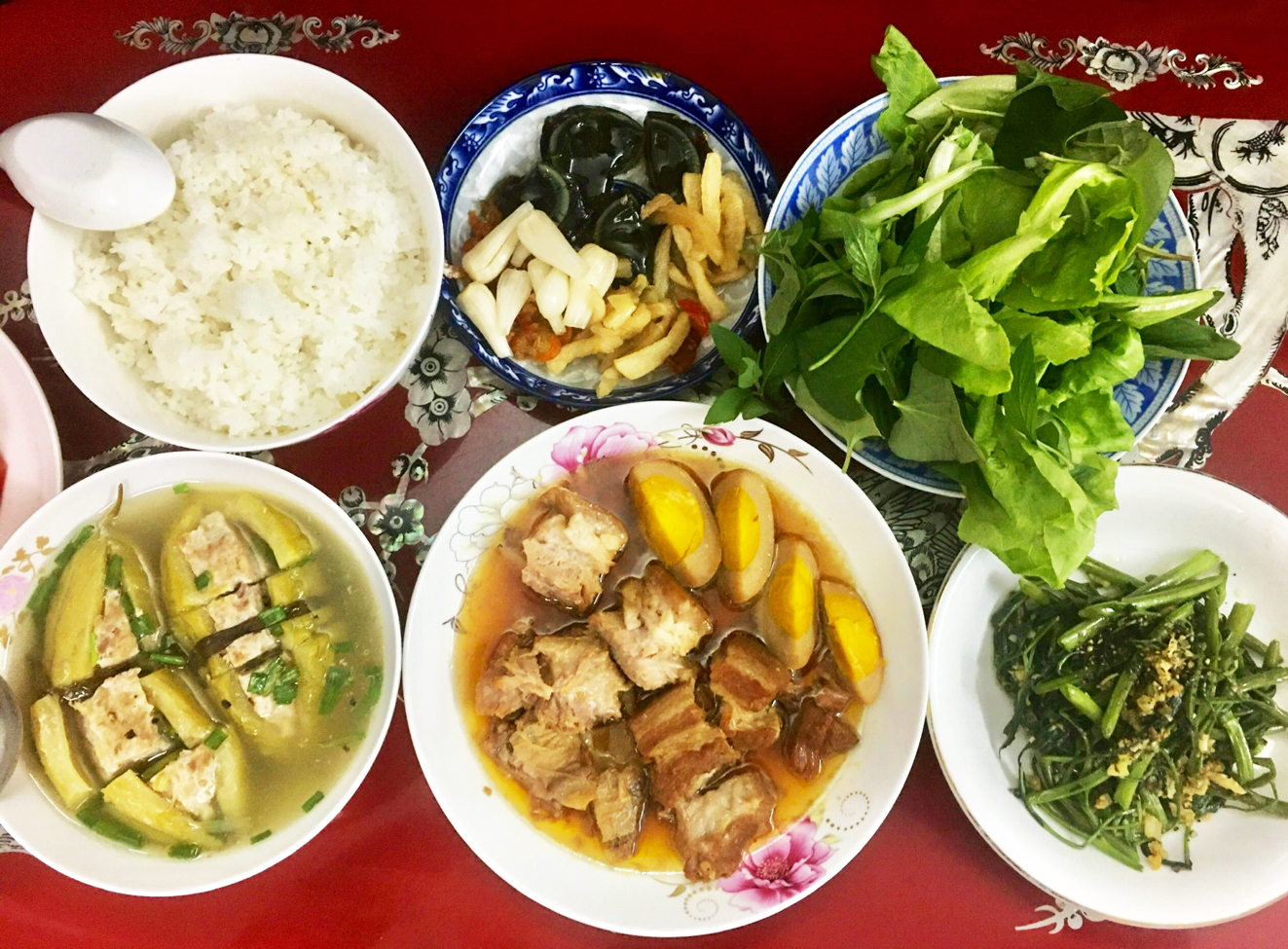 M&acirc;m cơm tết nh&agrave; t&ocirc;i năm n&agrave;o cũng c&oacute; m&oacute;n thịt kho trứng v&agrave; khổ qua hầm
