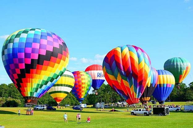 Doanh nghiệp đề xuất cho rằng Festival Khinh kh&iacute; cầu - D&ugrave; lượn sẽ thu h&uacute;t được 300-400 ng&agrave;n du kh&aacute;ch đến tham quan, tham dự. Ảnh minh họa.
