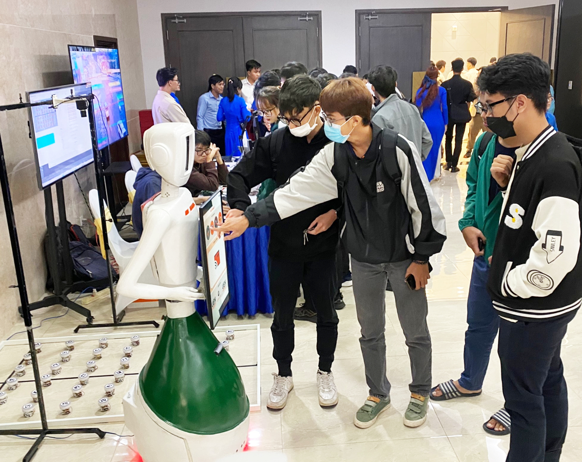Hoạt động trải nghiệm thiết bị AI tại hội thảo - ẢNH: TTBC