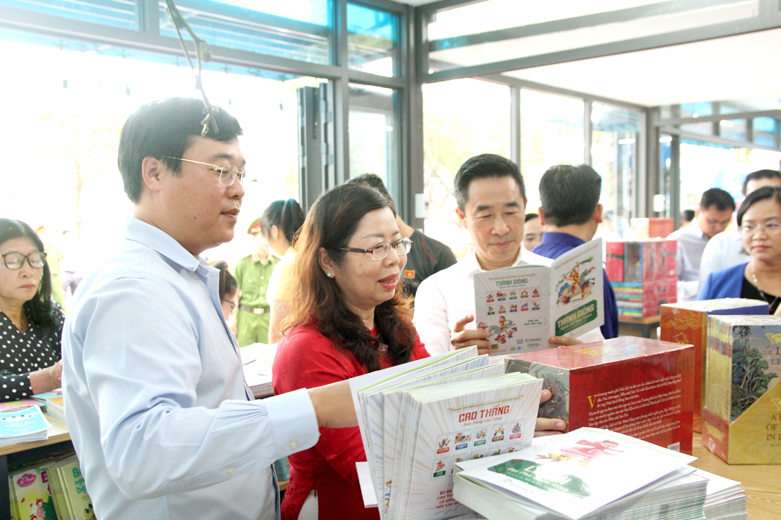 Một năm ph&aacute;t triển khả quan của ng&agrave;nh xuất bản(trong ảnh: Đ&ocirc;ng đảo người d&acirc;n tham dự kh&aacute;nh th&agrave;nh Đường s&aacute;ch TP Cao L&atilde;nh) - ẢNH: NH&Agrave; XUẤT BẢN TRẺ
