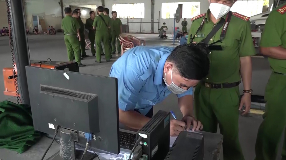 C&ocirc;ng an kh&aacute;m x&eacute;t với c&aacute;c TTĐK.