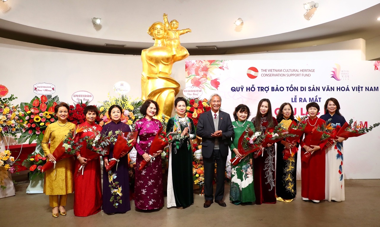 PGS.TS Đỗ Văn Trụ tặng hoa ch&uacute;c mừng Ban Chủ nhiệm CLB Di sản &Aacute;o d&agrave;i Việt Nam.