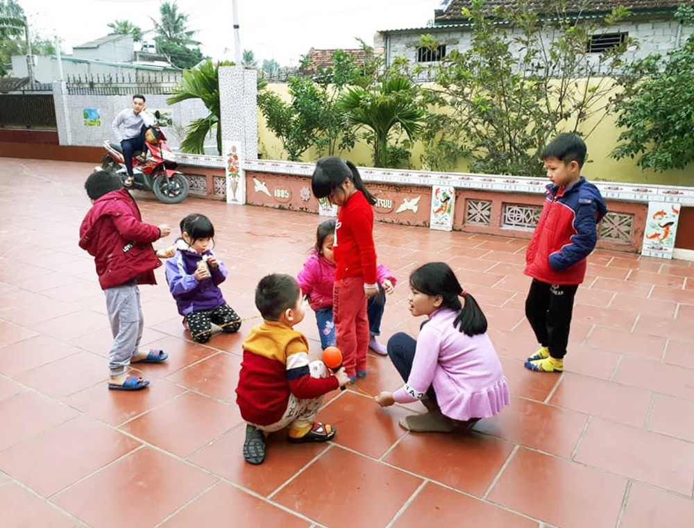 Đ&aacute;m trẻ con năng động, chơi tết kh&ocirc;ng biết ch&aacute;n
